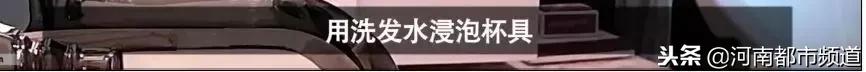 宾馆保洁用浴巾擦马桶,五星级酒店清洁工用浴巾擦马桶