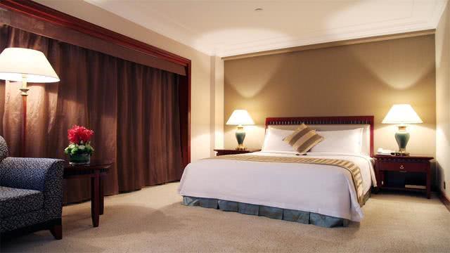 空姐在下了飞机之后，为什么都入住高档酒店？他们收入如此高吗？