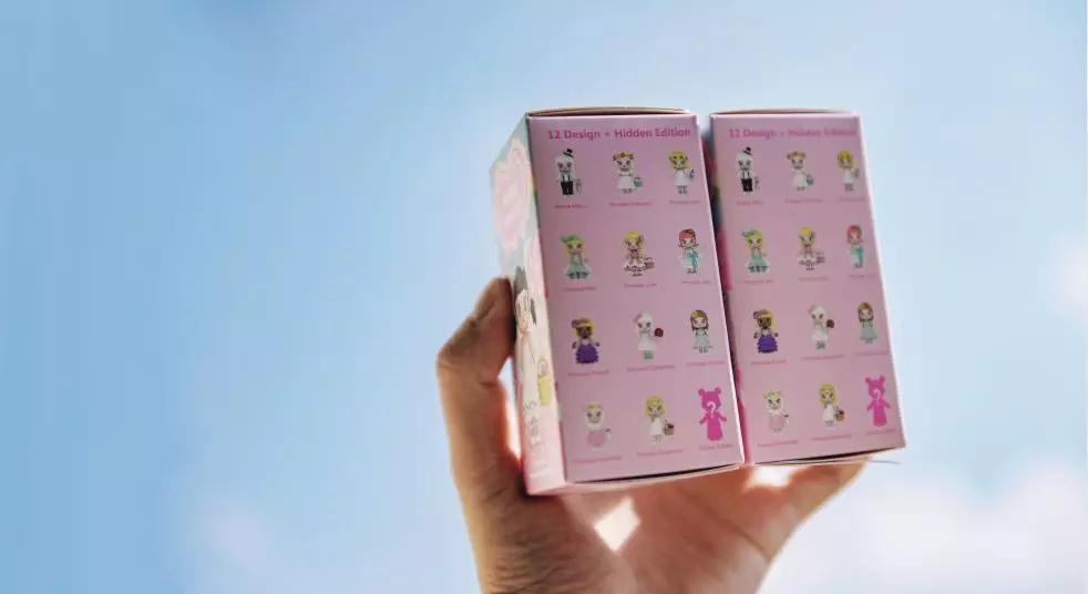 “中毒”的年轻人乐在其中?3年花上百万买盲盒