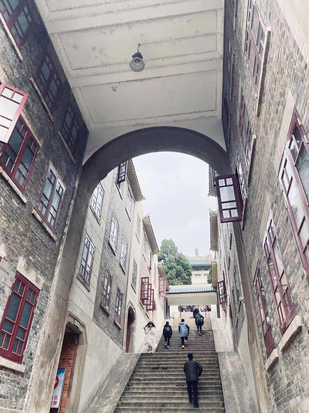 武汉高校中,最美武汉大学,“亚美”属于中南财经政法大学