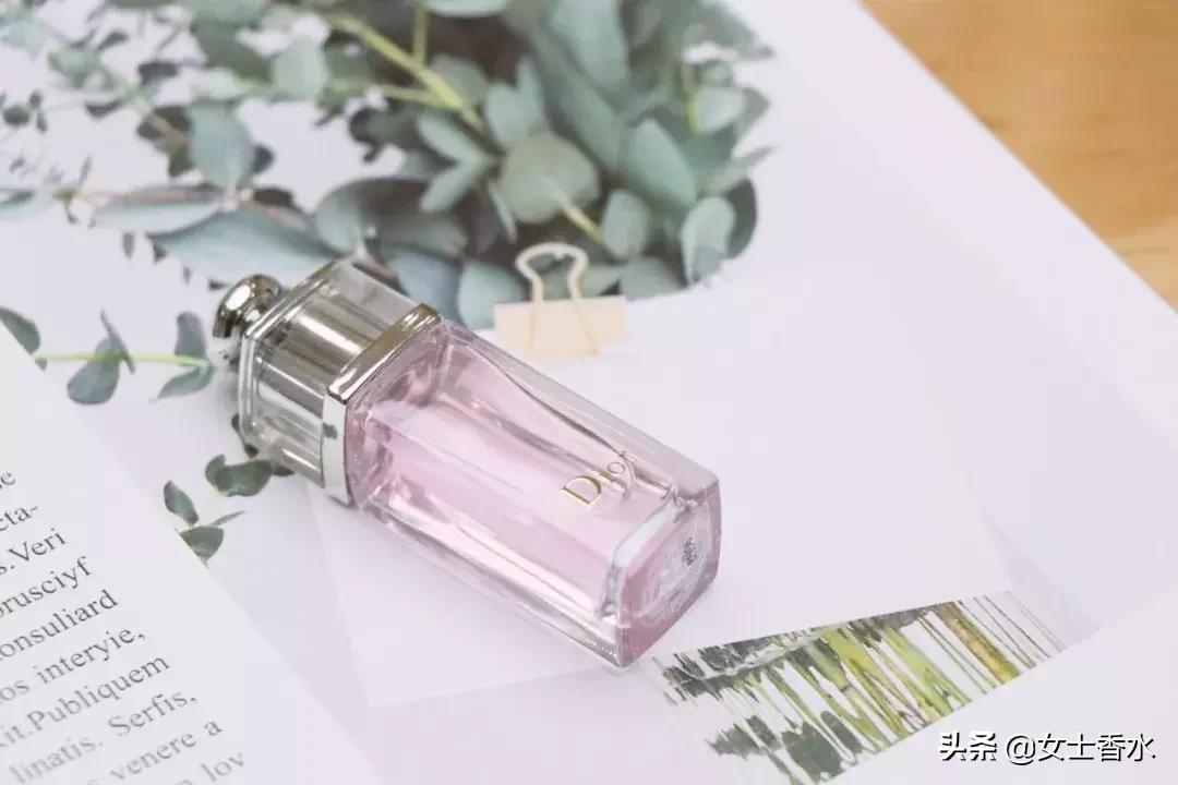 说好的一起自然素面朝天，你却偷偷的喷了香水……