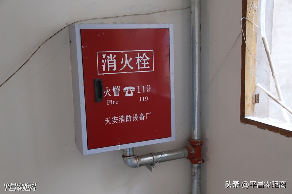 老旧小区加装外挂电梯的弊大于利,带平台的老旧小区怎么加装电梯