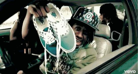 买的新鞋一个月开胶怎么办,刚买的鞋怎么快速弄开