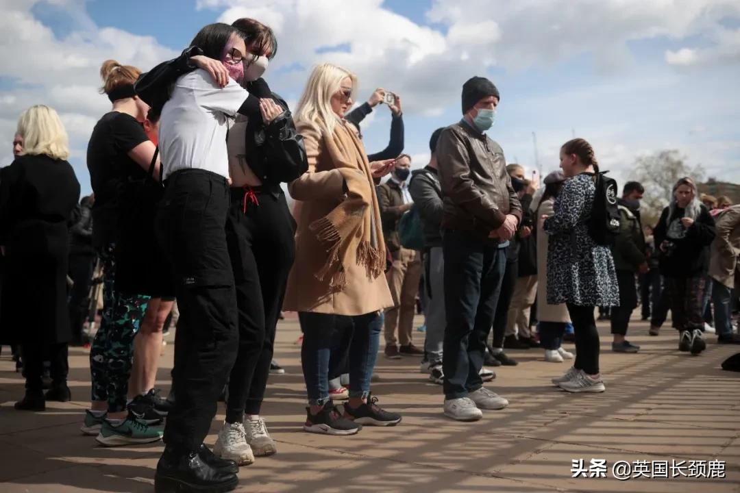 “感谢74年的陪伴，来生一定要再做我的爱人，好吗？”