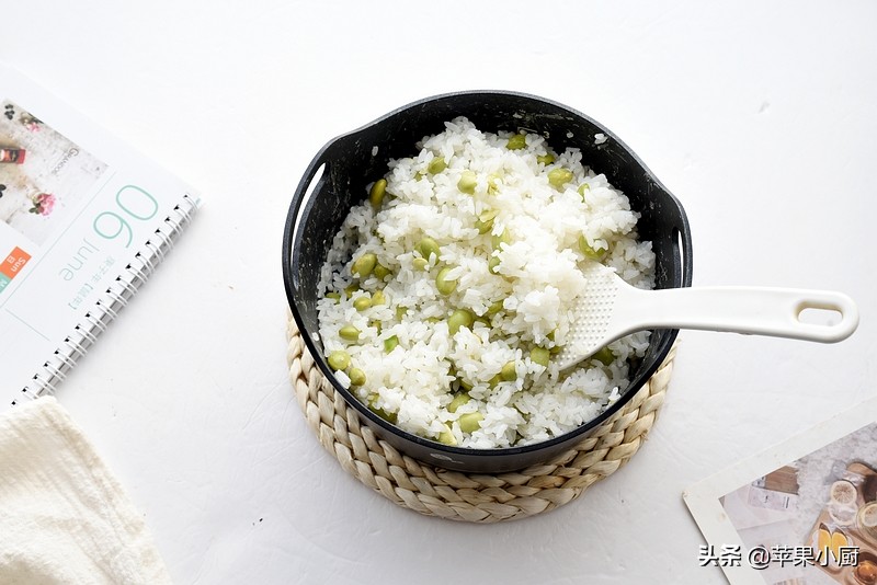 毛豆别光带壳煮着当下酒菜了，教你新吃法，与米饭同煮，越嚼越香