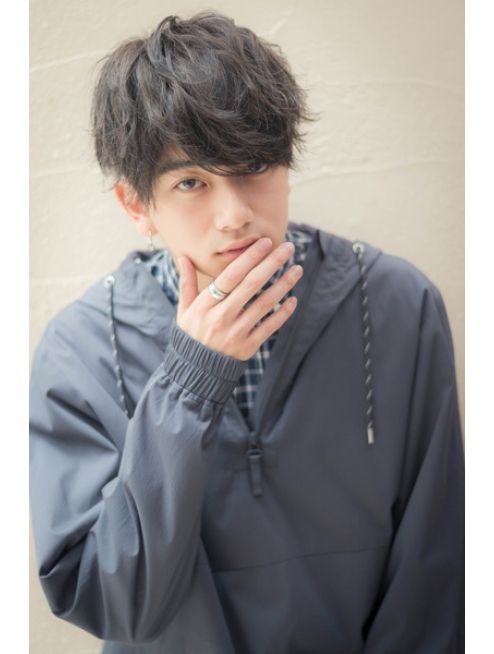 男生发质细软扁塌油腻自然卷发型,男生卷发造型中长发圆脸