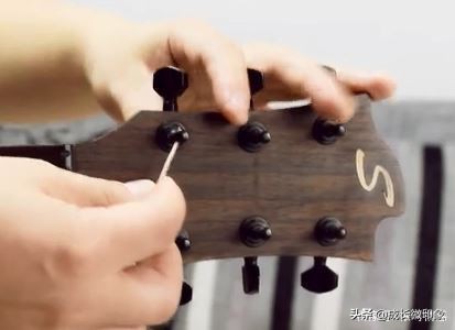 民谣吉他琴弦更换教程,民谣吉他更换琴弦详细教程