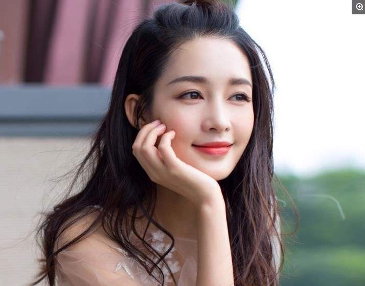 李沁侧颜一样的图片,李沁肤白貌美美得让人着迷
