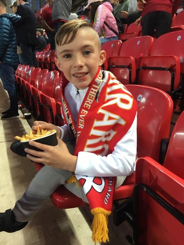 为满足9岁男孩父亲遗愿，球星史蒂文清空咖啡馆，陪他待了一下午