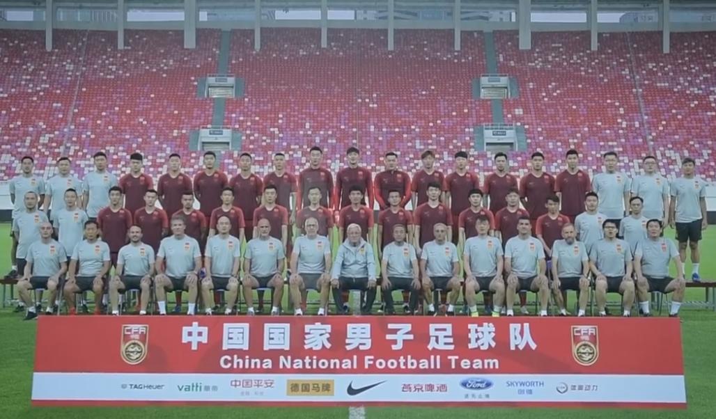 啦啦队喊中国队加油,球迷为中国女足加油助威