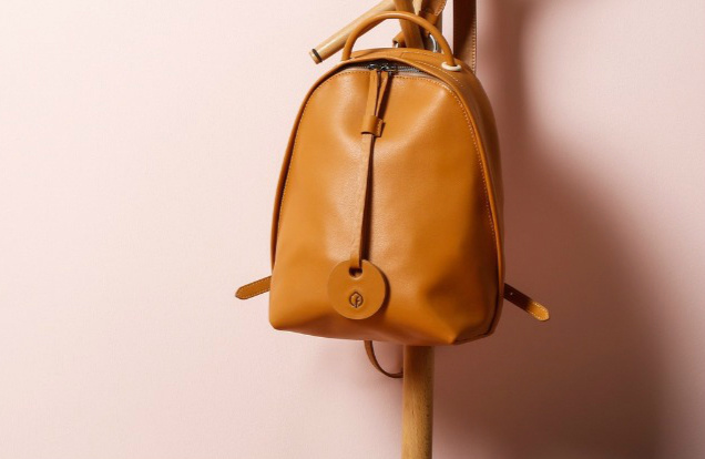 不要再背烂大街的双肩包了,别再背烂大街的轻奢包