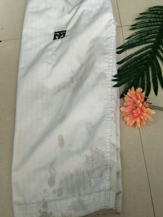 如何去除白衣服上的黑霉点,去除衣物黑霉斑