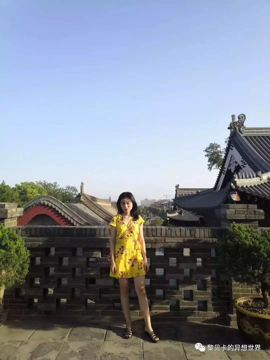 她们穿的连衣裙,她们穿的花裙子