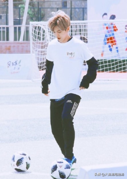 鹿晗踢足球帅气十足,鹿晗踢足球发型