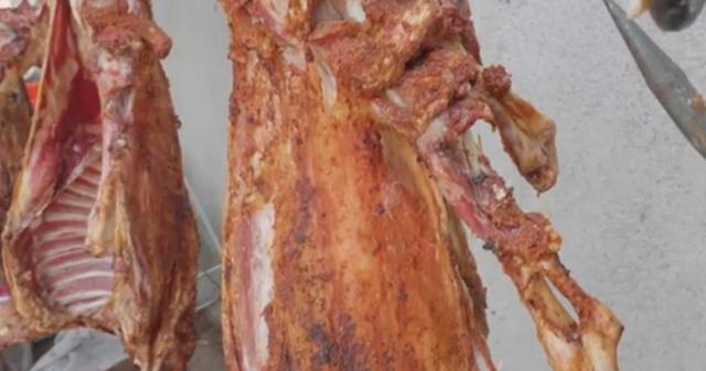 山东大叔独门烤全羊一天烤七八只,山东山沟烤全羊