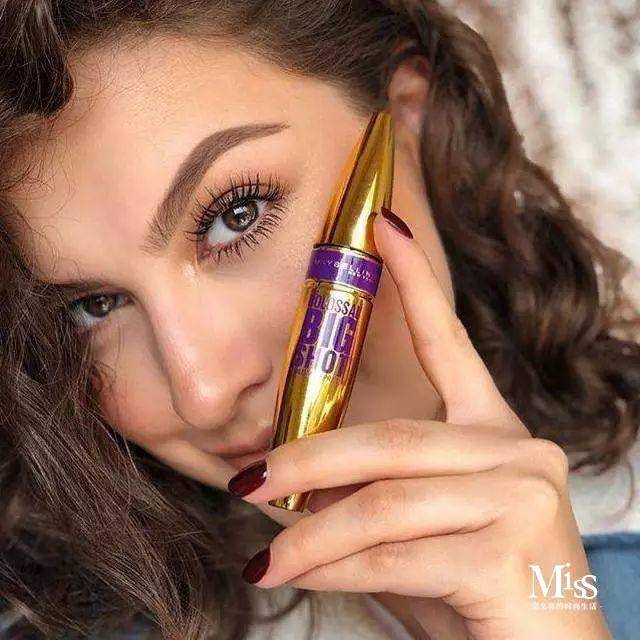 很多品牌推出各种颜色的睫毛膏，却孤零零地躺在专柜里无人问津