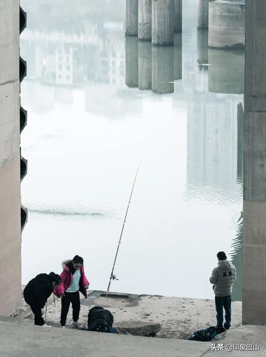 四川达州：烟雨笼渠江抛竿垂钓闲对饮或群嬉不觉冬日寒