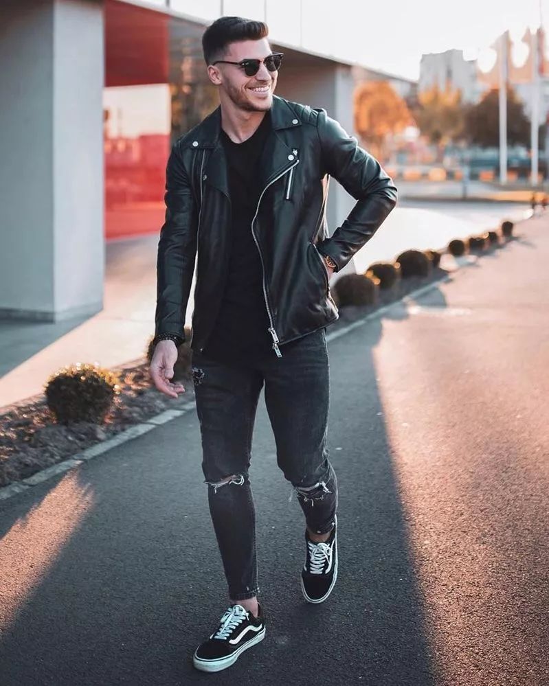 牛仔裤搭配鞋子女秋冬,秋冬怎么选牛仔裤