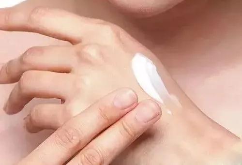 什么会导致手变黑,让手变白而且能脱皮