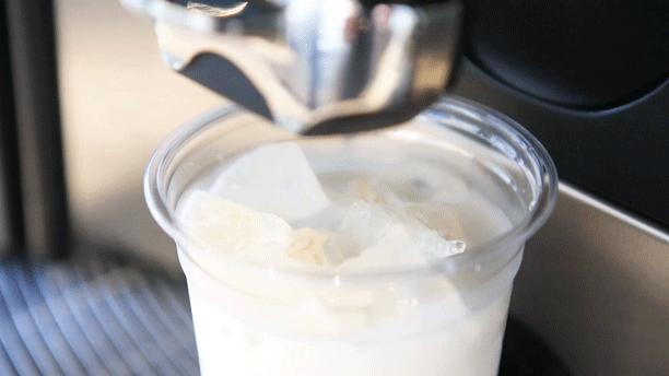 上线首周瑞幸椰皇拿铁销量,瑞幸厚乳拿铁和生椰拿铁哪个好喝