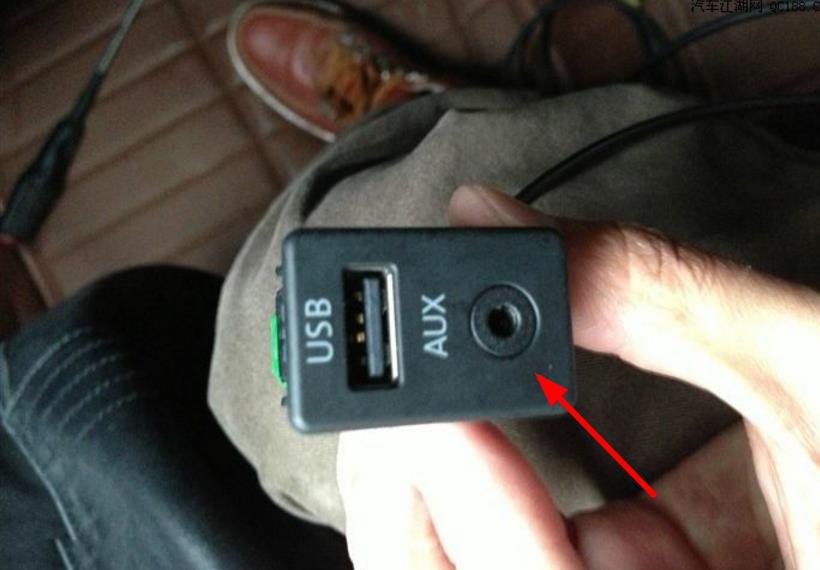 开车用蓝牙听歌,车上的aux接口能用蓝牙吗