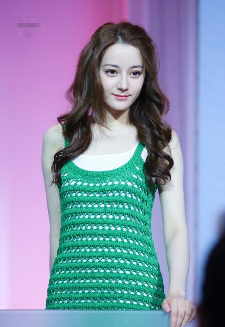 迪丽热巴黑色紧身裙造型全部,迪丽热巴穿着条纹裙简直美爆了