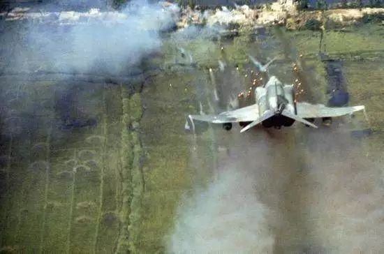 为消灭一名越南*击狙**手，美军动用整个炮兵团狂轰滥炸了一整晚