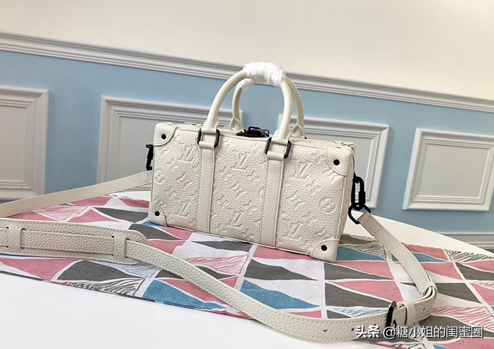 欢度国庆，男朋友买了个超贵的大牌包包送我，我提出了分手