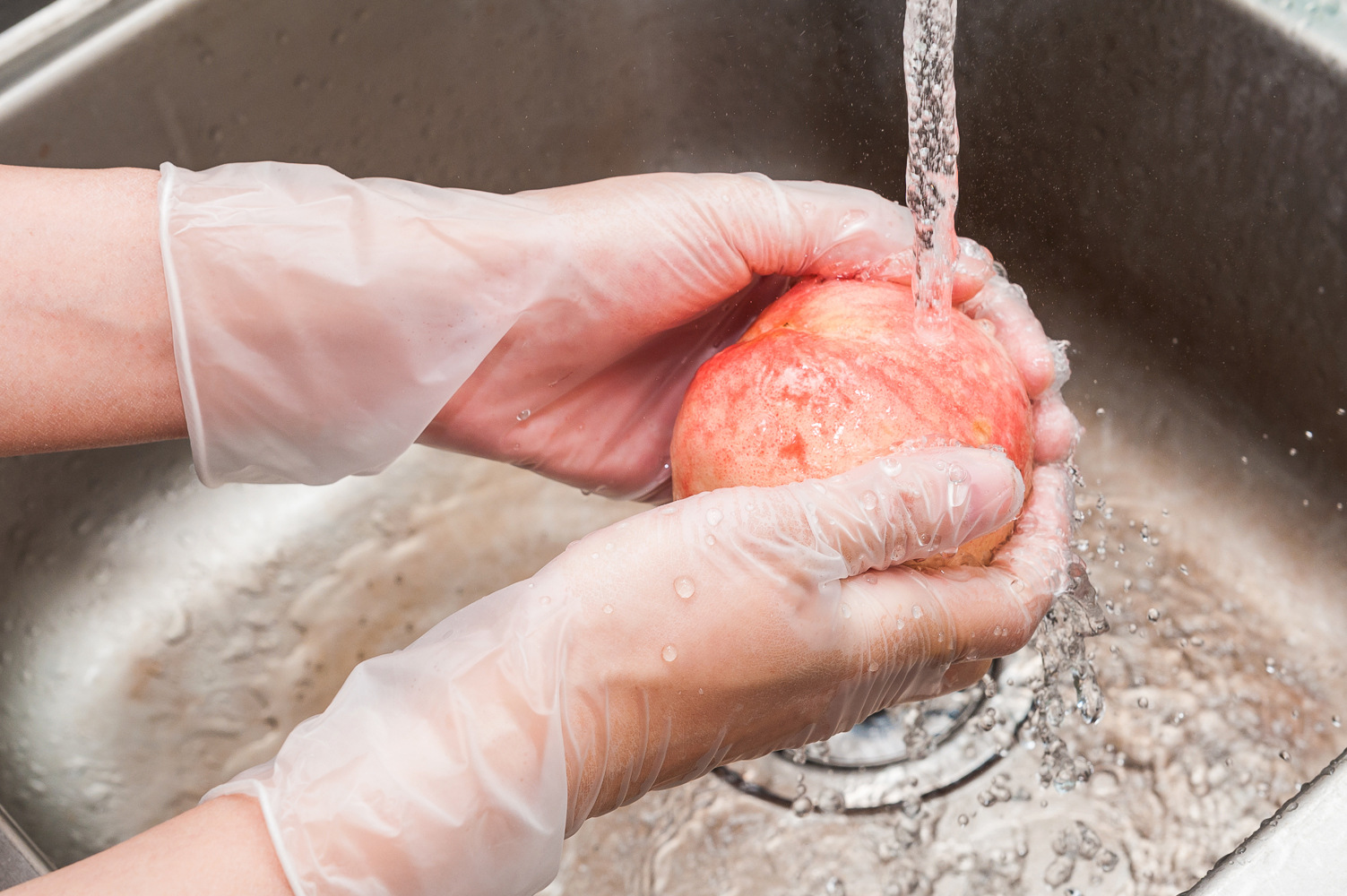 正确的洗桃子方法,洗桃子别再用清水冲了