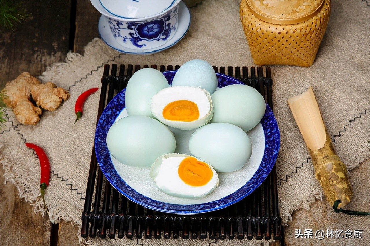 简单腌咸蛋出油最好的方法,腌咸蛋个个出油小妙招