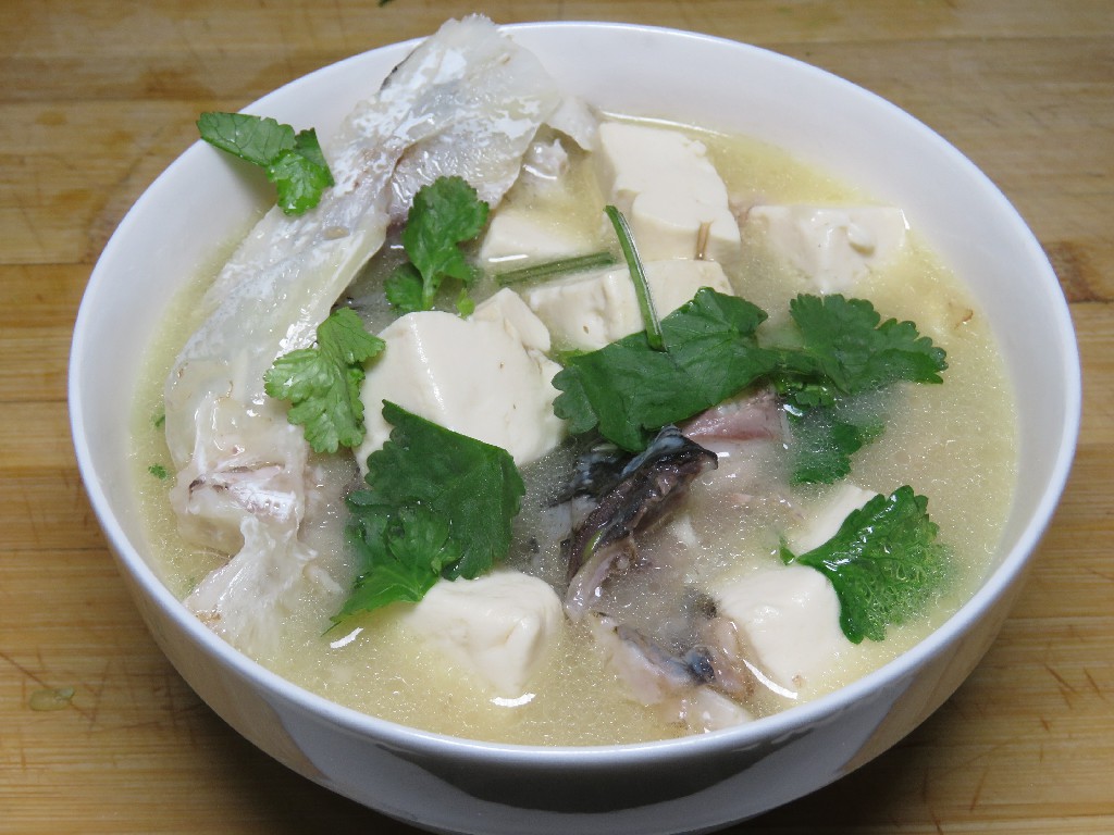 鱼头这样做太香了不煎不炸不炖汤,用鱼头做鱼头豆腐汤前如何处理