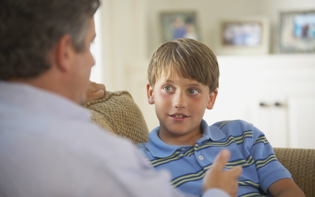 6岁男孩不愿意和小朋友玩，妈妈着急也没用，培养自信心是关键