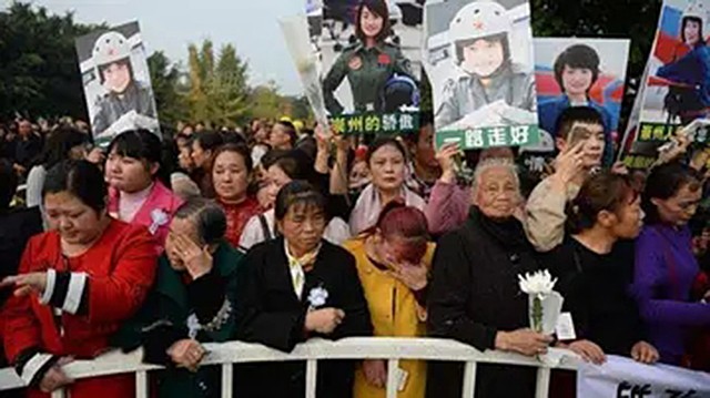 金孔雀余旭的最后一程：36万群众手捧菊花送别，墓前4架飞机模型