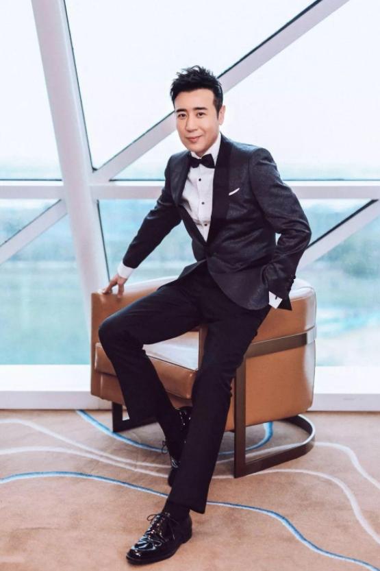 从小吃姐姐奶长大，46岁拿影帝火成老戏骨，被李雪健评价骨子里坏