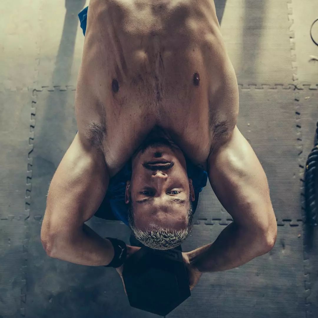 放弃百万年薪，去非洲撸猫？长腿版小李子引63w人舔屏：看我看我