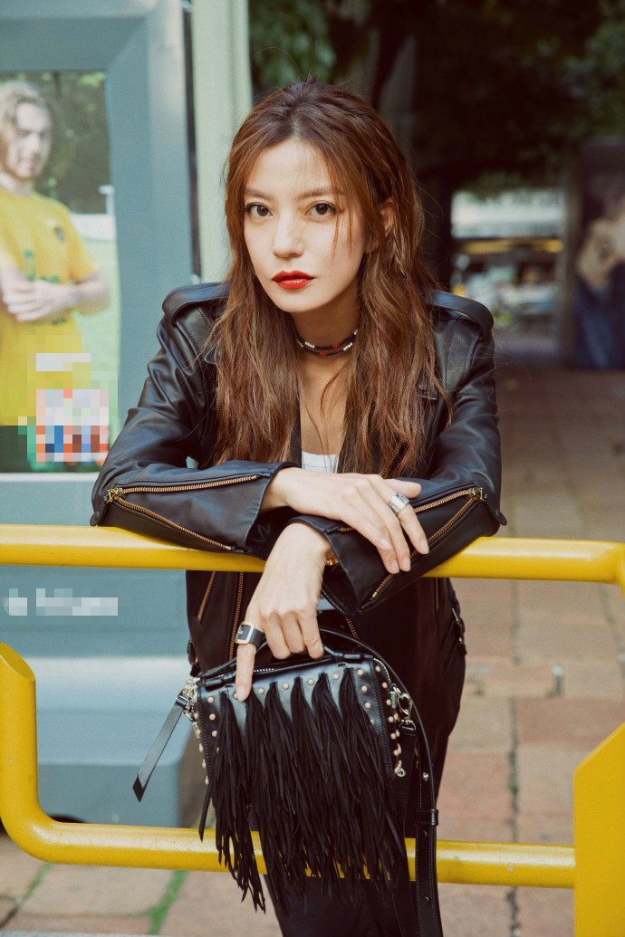 赵薇新剧造型曝光，红衣女侠扮相，高马尾偏分发型英气十足