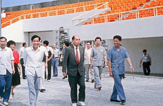 砸几十亿在荒无人烟之地建城，14年才赚3000万，今地皮赚回数千亿