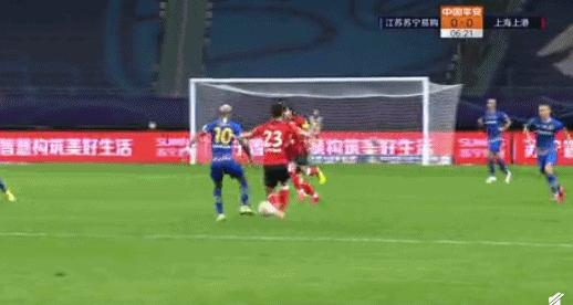 1红3黄0争议，韩国裁判MVP！91分钟暖心一幕，中超少见