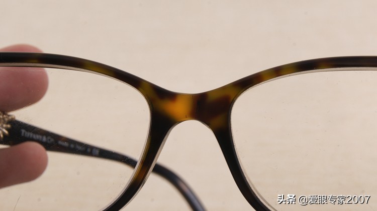 眼镜坏了没有胶带和胶水怎么补救,眼镜坏了去维修要钱吗