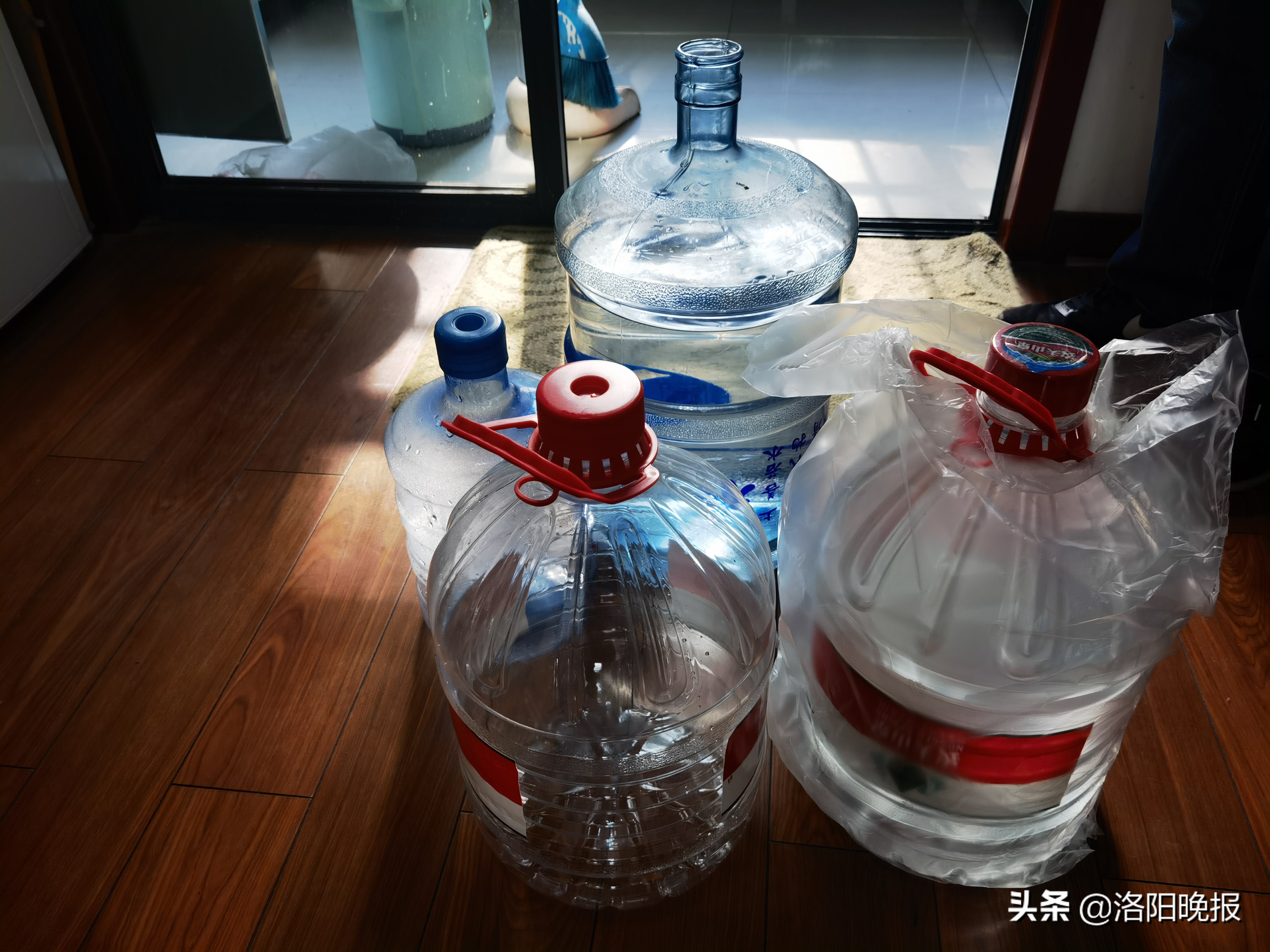 居民家中自来水水管竟流出黄色暖气水！有律师认为：涉事商铺存在侵权行为