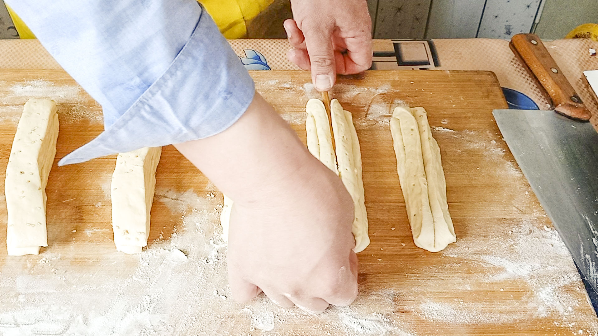 宅家油条是越做越好吃,宅家零食暄软油条的做法