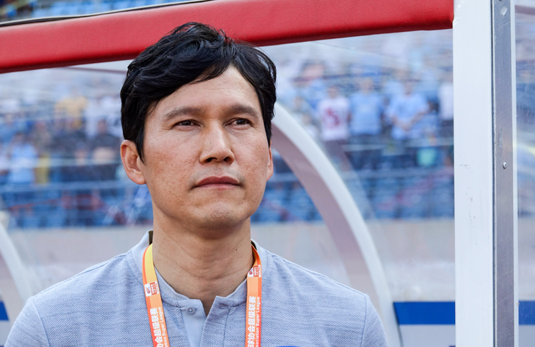 朴忠均眼里不揉沙子！天海铁卫向美女记者“惊鸿一瞥”，半场被换