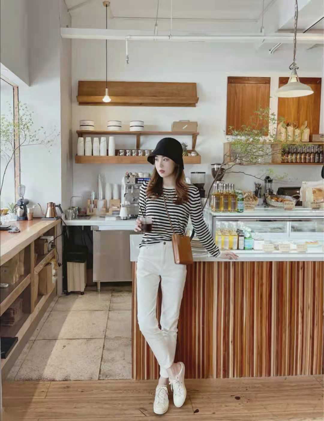 夏天米白色上衣配什么颜色裤子,白色小香风上衣搭配什么裤子好看