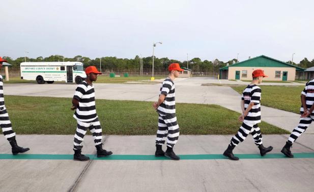 英无知贩毒少年监狱体验笑嘻嘻，第一天就捡屎被警卫吓哭：想回家