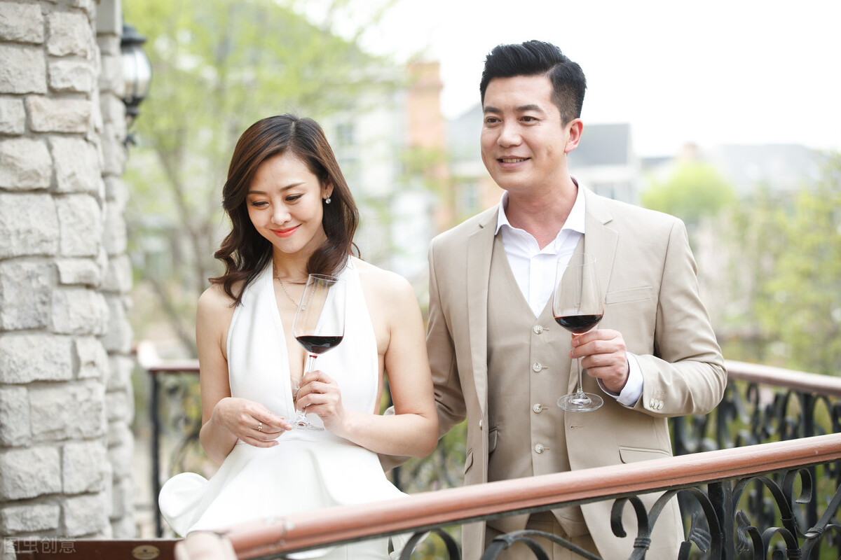 人到中年夫妻为什么不愿意亲近了,中年男人亲吻女人什么心理