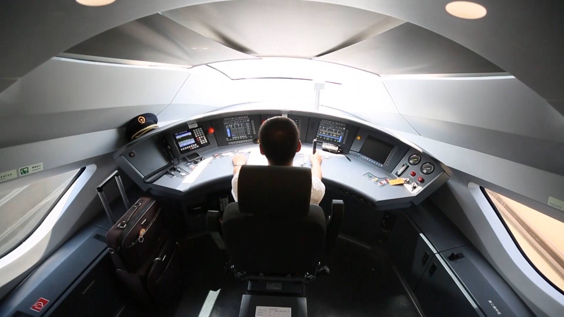 高铁司机踏板,高铁司机为啥每隔30秒踩一次踏板