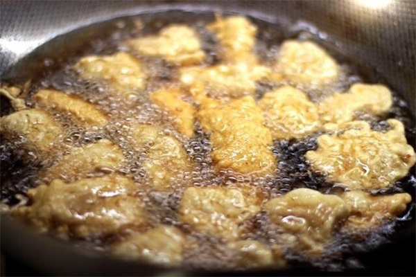 油炸过的油怎么处理才能清澈,油炸的老油怎么处理变新油