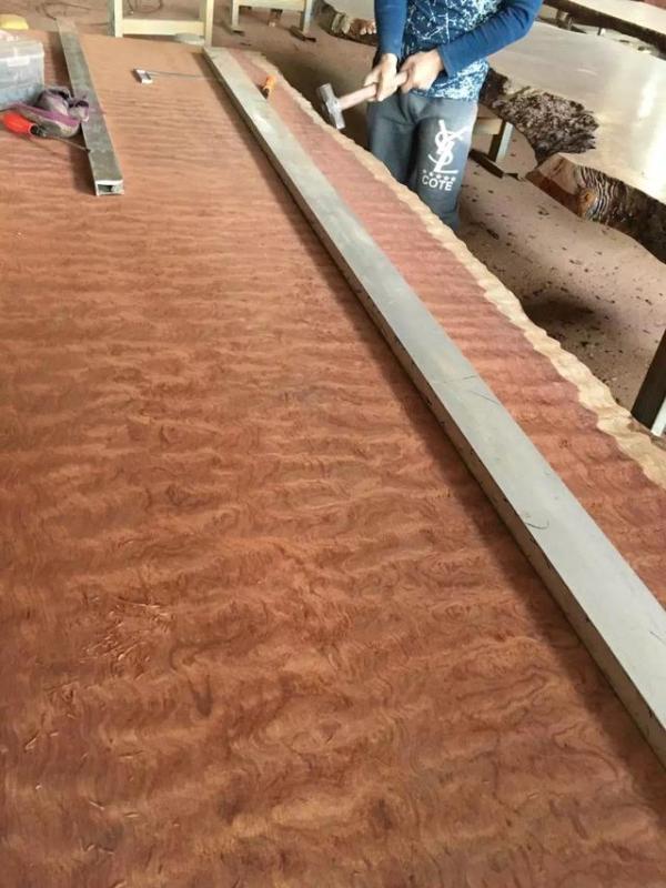 苏州家具城土豪桌*局骗**！8万天价桌出厂就9千，原料极像棺材板