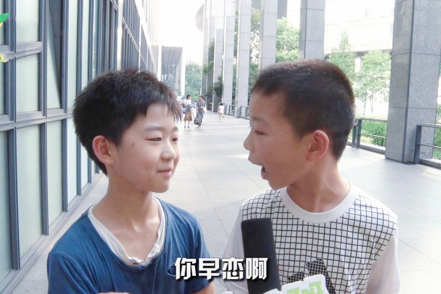 13岁的女孩脖子有很多红点,13岁女孩脖子上长了纹路