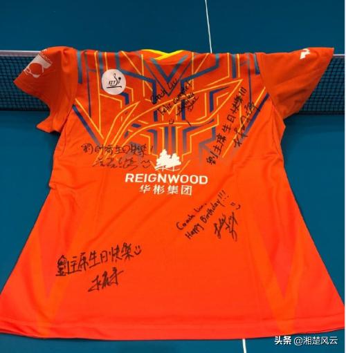 刘国梁带地主家的傻儿子图片,刘国梁给孩子买礼物